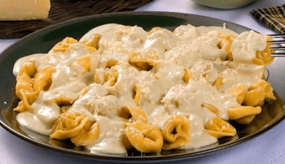 Capelete com molho cremoso de queijo e frango.